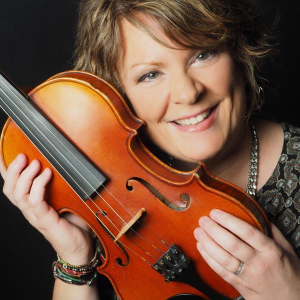 Eileen Ivers holding a violin
